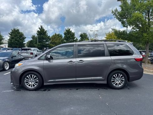 Used 2018 Toyota Sienna XLE w/ XLE Navigation Package FWD image 2