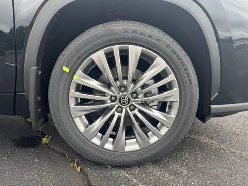 New 2026 Toyota Highlander Platinum AWD/4WD image 9
