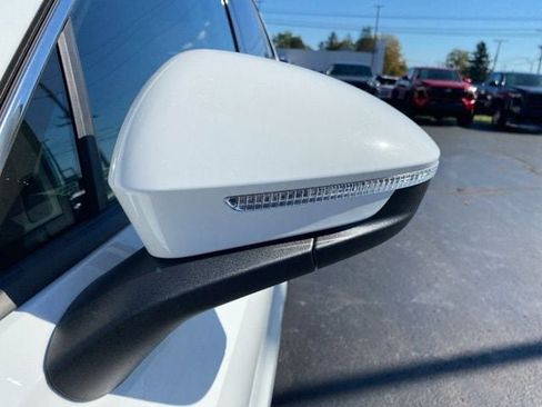 New 2025 Volkswagen Tiguan SE image 13