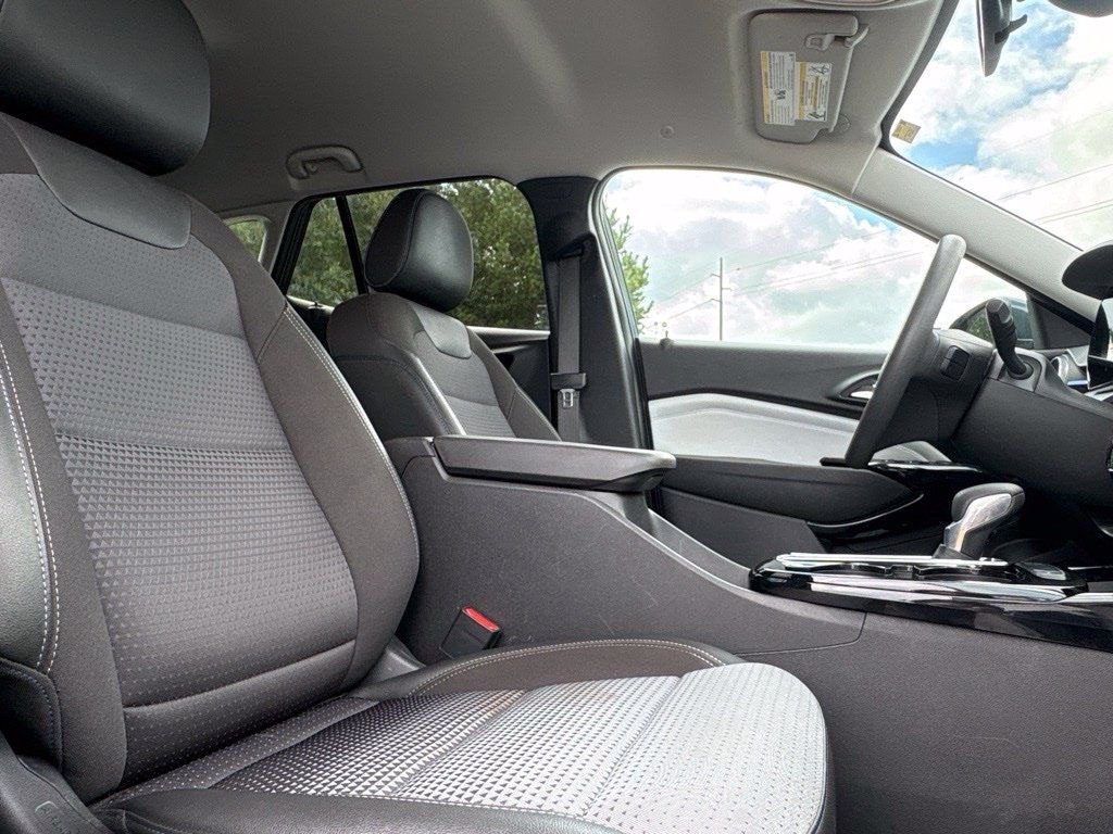 Used 2025 Chevrolet Trax LT FWD image 16