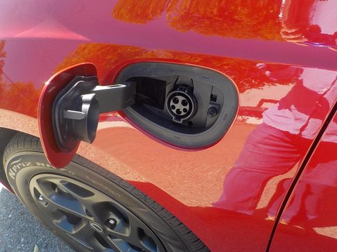 Used 2025 Chrysler Pacifica Premium image 11