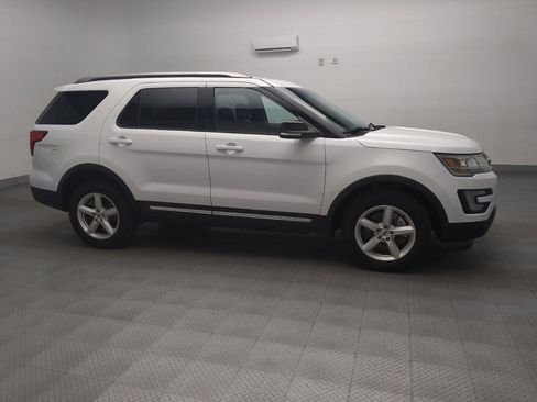 Used 2017 Ford Explorer XLT image 11