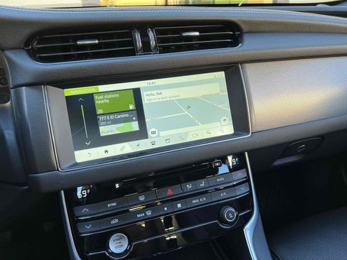 Used 2017 Jaguar XF S image 9