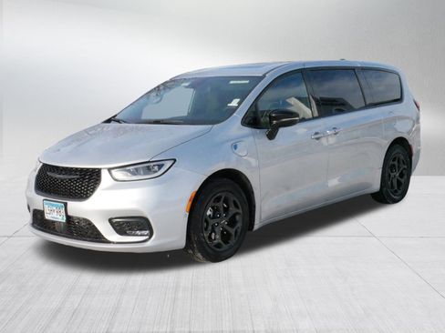 Used 2023 Chrysler Pacifica Limited w/ S Appearance Package image 3