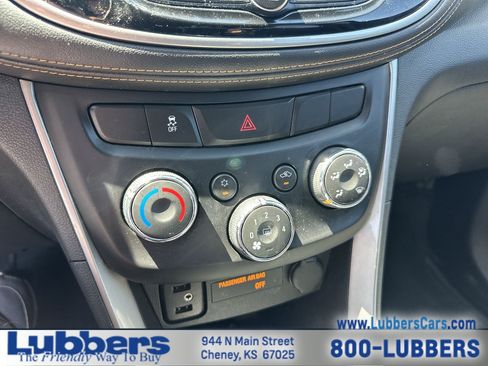 Used 2018 Chevrolet Trax LT w/ LT Convenience Package FWD image 18