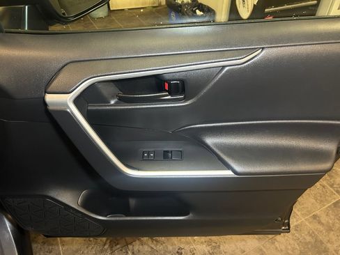 Used 2022 Toyota RAV4 LE AWD/4WD image 16