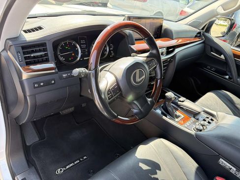 Used 2020 Lexus LX 570 4WD w/ Luxury Package image 18