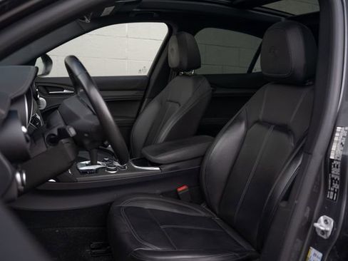 Used 2023 Alfa Romeo Stelvio Ti AWD/4WD image 5