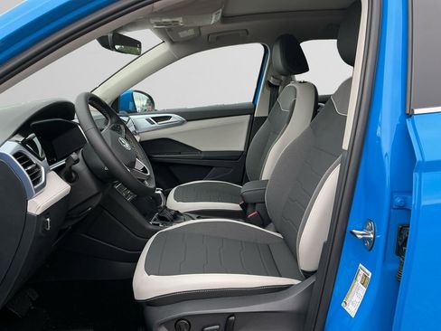 New 2025 Volkswagen Taos SE image 9