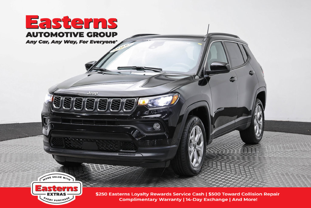 Used 2025 Jeep Compass Latitude w/ Sun & Sound Group AWD/4WD image 1