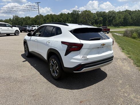 Used 2025 Chevrolet Trax LT FWD image 3