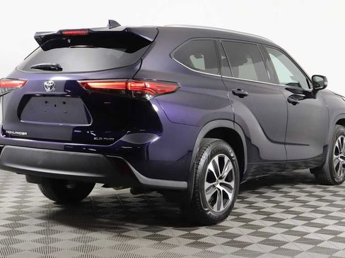 Used 2021 Toyota Highlander XLE AWD/4WD image 12