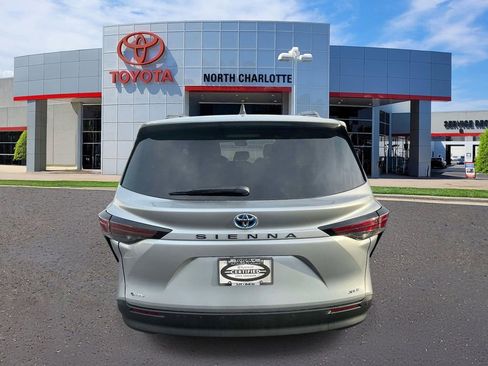 Used 2025 Toyota Sienna XLE FWD image 8