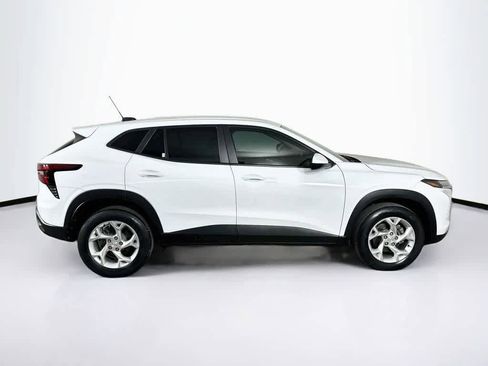 Used 2024 Chevrolet Trax LS w/ LS Convenience Package FWD image 24