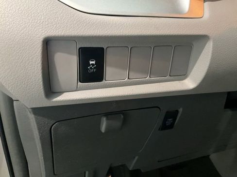 Used 2017 Toyota Sienna LE image 6