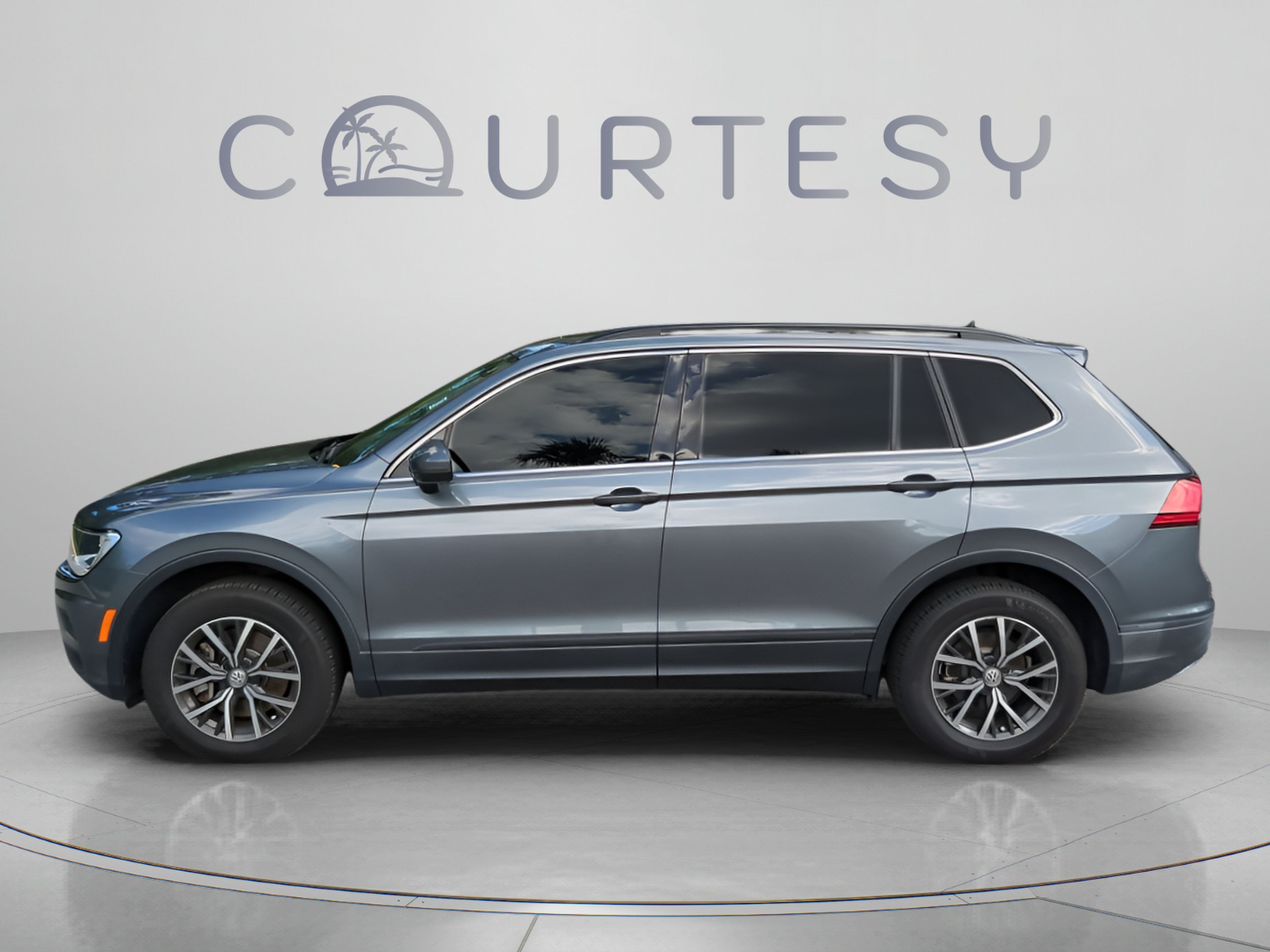 Used 2019 Volkswagen Tiguan SE w/ Panoramic Sunroof Package FWD image 4