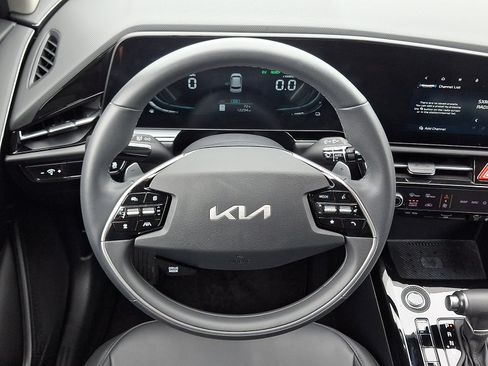 Used 2023 Kia Niro EX FWD image 11
