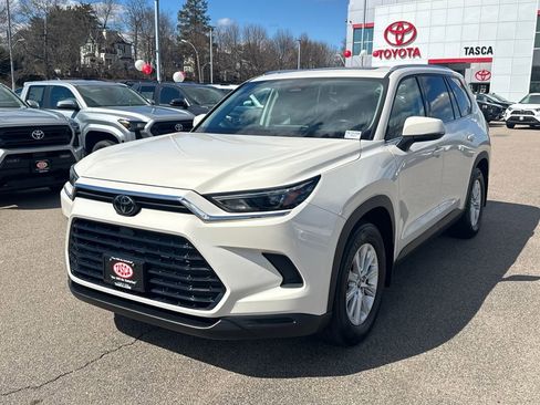 Used 2024 Toyota Grand Highlander XLE image 3