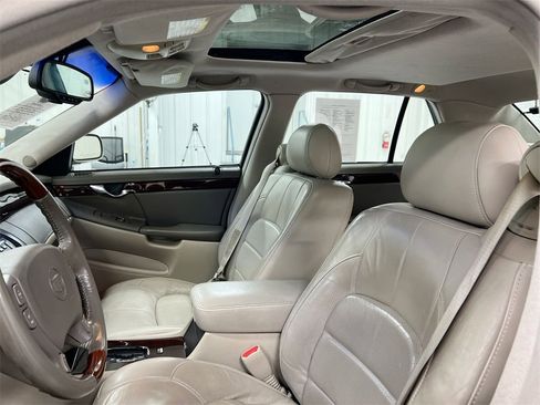 Used 2002 Cadillac De Ville DTS w/ Premium Equipment Pkg image 18