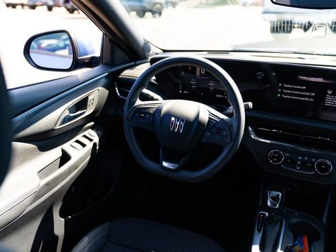 Used 2025 Buick Envista Preferred FWD image 9