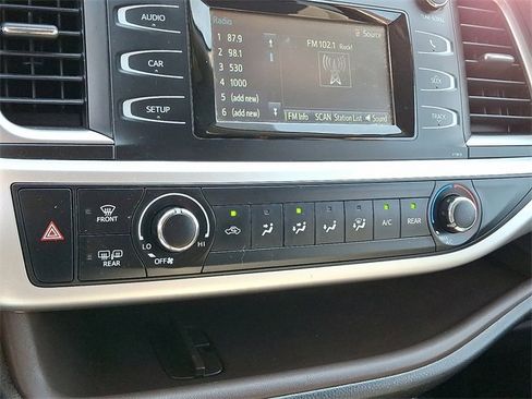 Used 2019 Toyota Highlander AWD V6 image 18