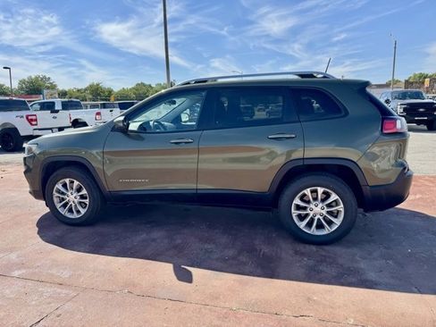 Used 2020 Jeep Cherokee Latitude w/ Cold Weather Group image 8