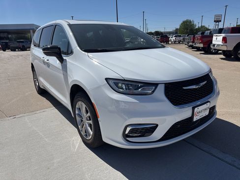 New 2026 Chrysler Pacifica Select AWD/4WD image 9