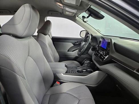 Used 2024 Toyota Highlander LE image 14