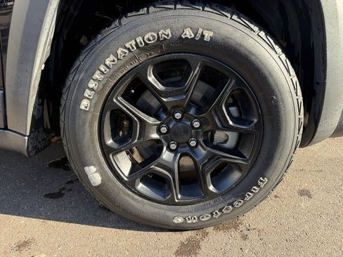 Used 2019 Jeep Cherokee Trailhawk image 5