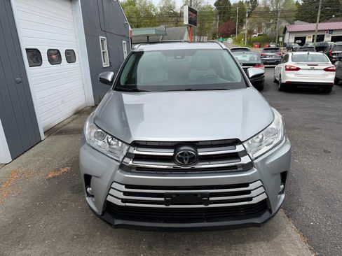 Used 2017 Toyota Highlander XLE AWD/4WD image 2