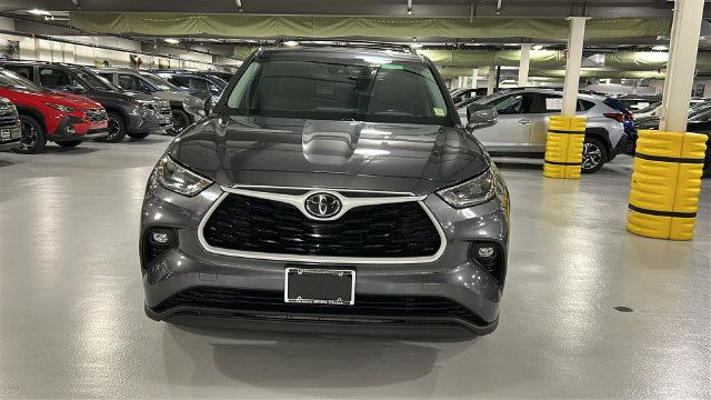 Used 2020 Toyota Highlander LE AWD/4WD image 2
