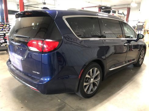 Used 2018 Chrysler Pacifica Limited w/ Tire & Wheel Group FWD image 6