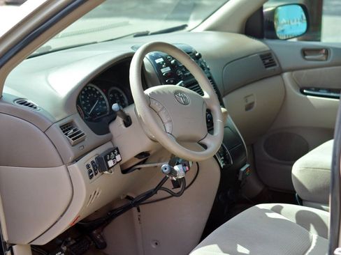 Used 2005 Toyota Sienna LE FWD image 18