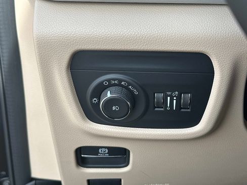 New 2025 Jeep Grand Cherokee Limited w/ Luxury Tech Group II AWD/4WD image 32