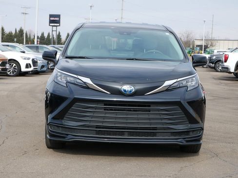 Used 2025 Toyota Sienna LE image 2