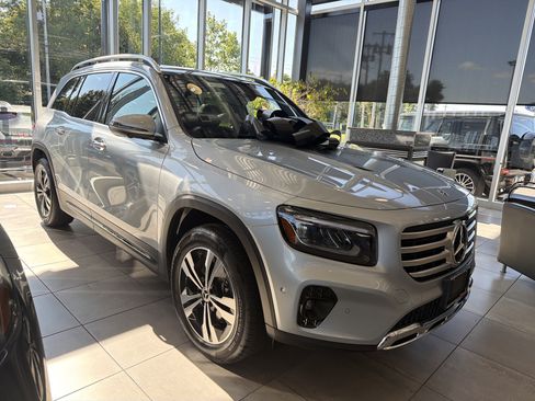 Used 2026 Mercedes-Benz GLB 250 4MATIC image 2