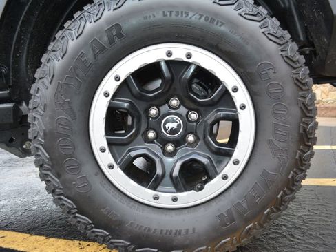 Used 2023 Ford Bronco Black Diamond w/ Sasquatch Package image 6