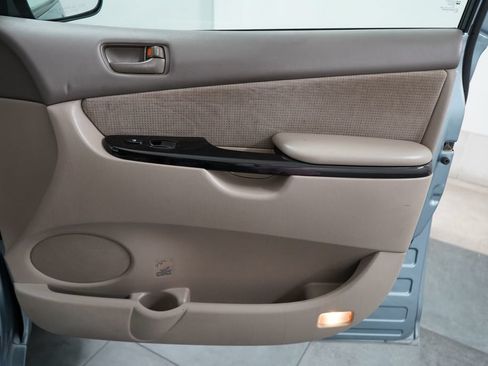 Used 2004 Toyota Sienna LE w/ LE Pkg 1 FWD image 32