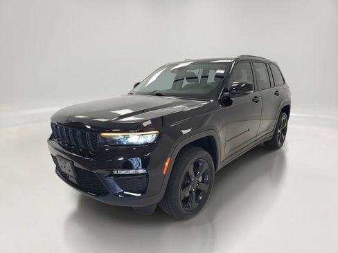 Used 2023 Jeep Grand Cherokee Limited w/ Black Appearance Package AWD/4WD image 3