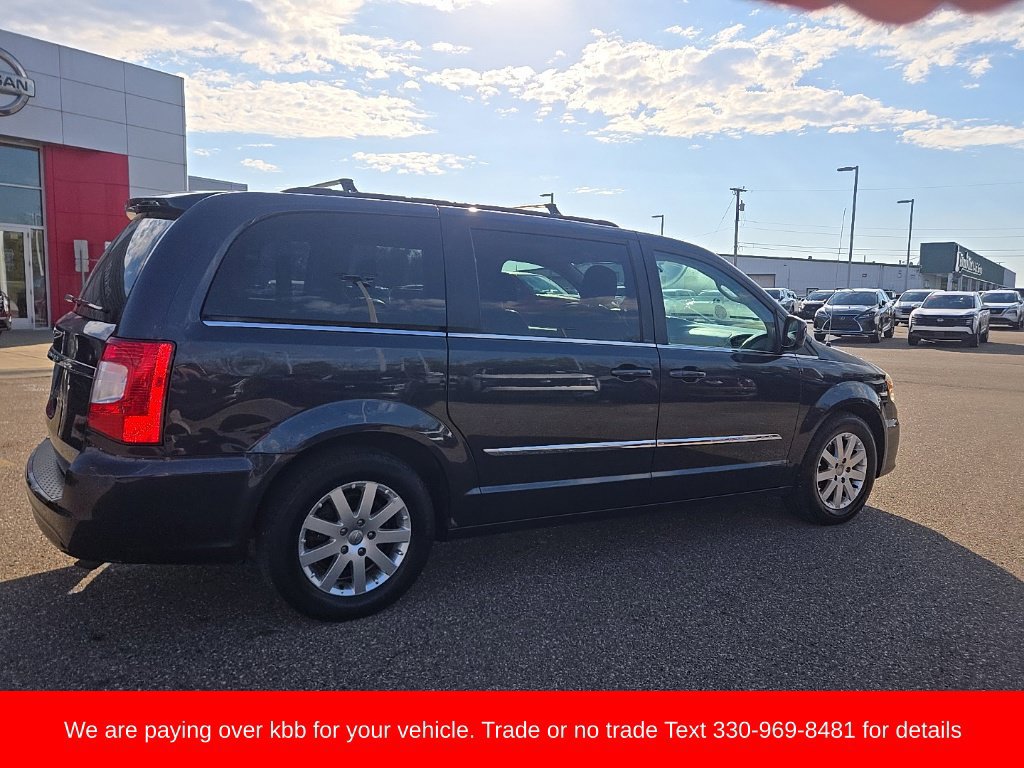 Used 2013 Chrysler Town & Country Touring FWD image 7