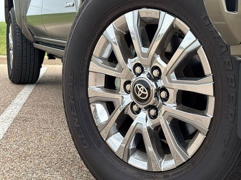 Used 2025 Toyota Tacoma Limited AWD/4WD image 2