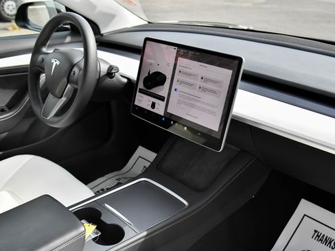 Used 2023 Tesla Model 3 Standard Range image 42