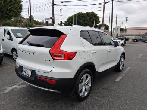 Used 2022 Volvo XC40 T5 Momentum AWD/4WD image 6