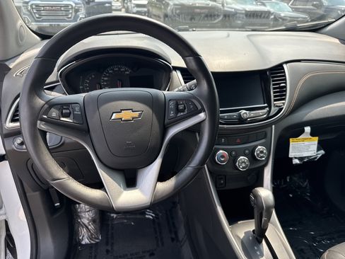 Used 2022 Chevrolet Trax LT w/ Sport Edition FWD image 9