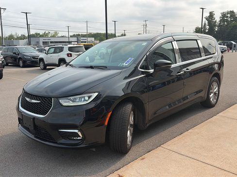 Used 2023 Chrysler Pacifica Touring-L w/ Uconnect Theater Family Group AWD/4WD image 4