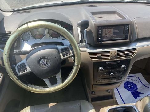 Used 2012 Volkswagen Routan SEL FWD image 10