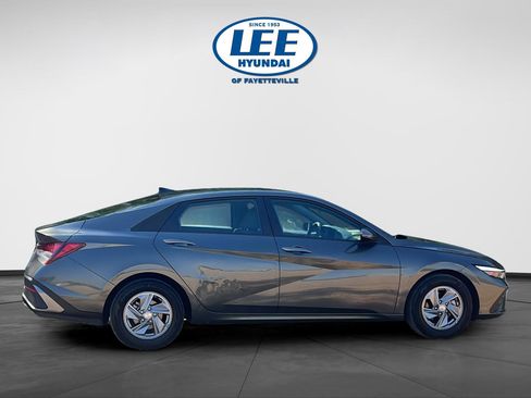 Certified 2024 Hyundai Elantra SE FWD image 6