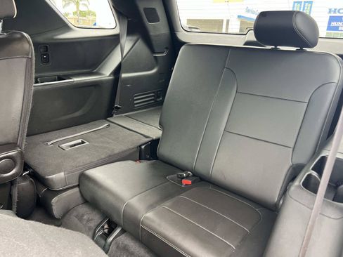 Used 2023 Chevrolet Traverse Premier FWD image 26