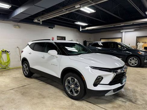 Certified 2025 Chevrolet Blazer LT w/ Convenience Package AWD/4WD image 3