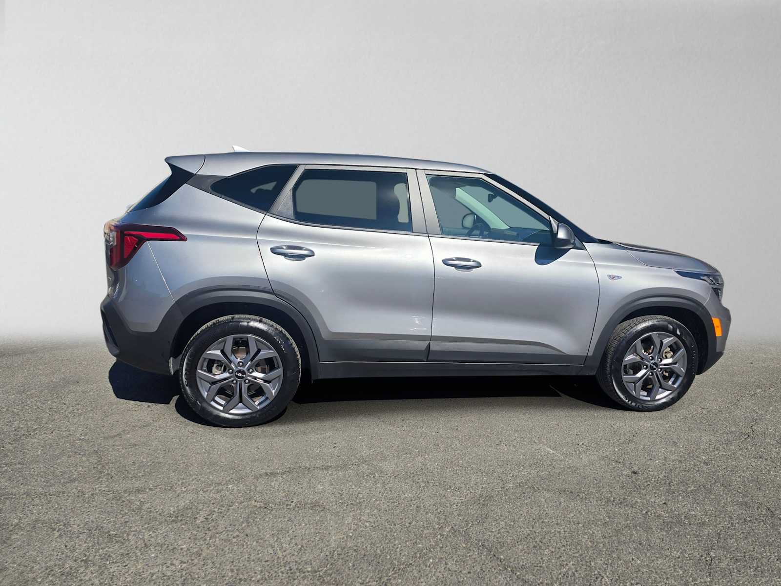 Used 2024 Kia Seltos LX AWD/4WD image 2